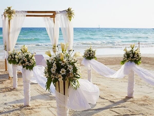 Gói trang trí tiệc cưới ngoài trời trên bờ biển 4