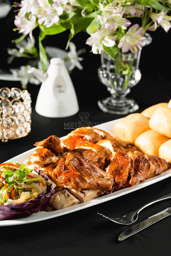 Gà nướng là món ăn thường thấy trong các thực đơn tiệc cưới Trung Hoa